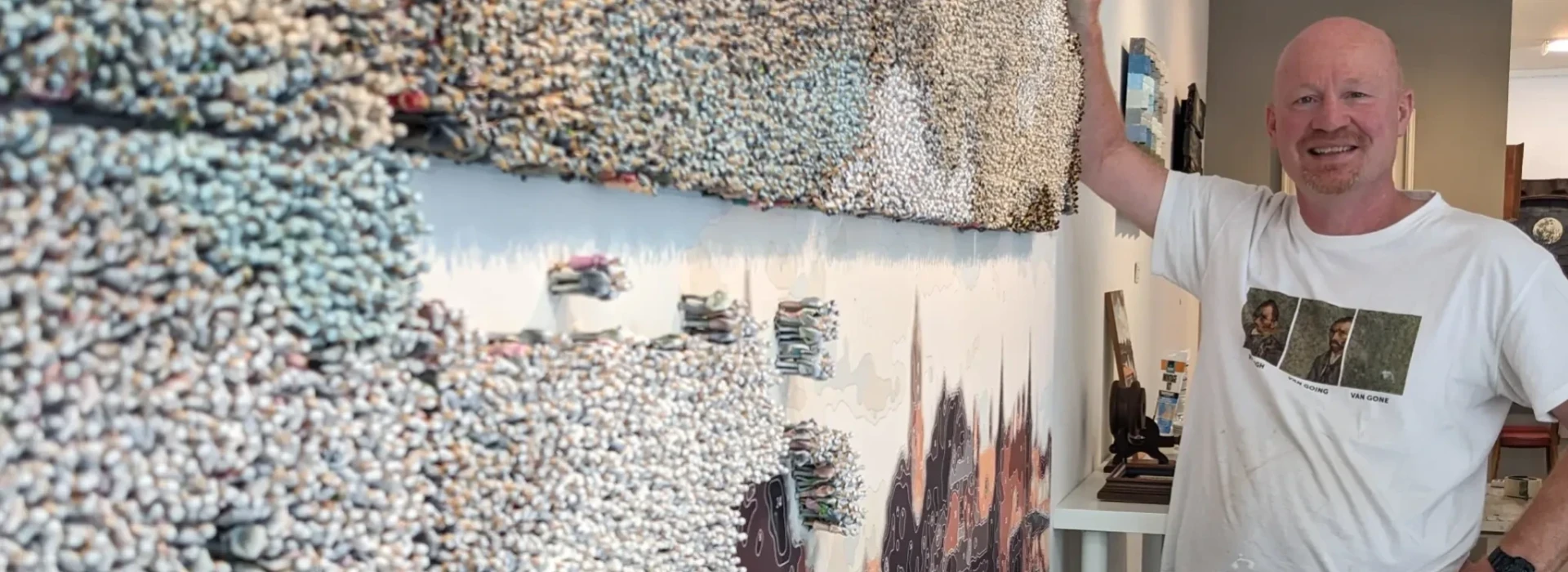 El habitante más anciano de Delft pega la primera figurita de la obra de arte «Wij zijn Delft»