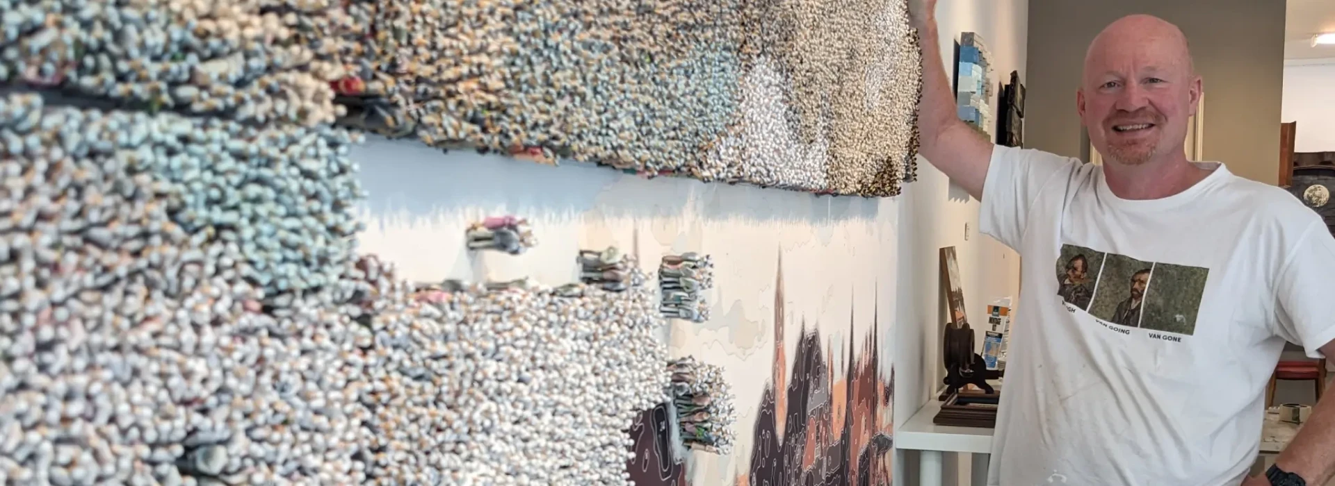 Oudste inwoner Delft plakt eerste poppetje kunstwerk Wij zijn Delft